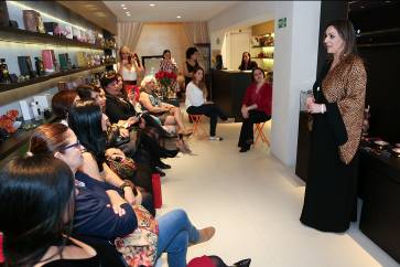 Empresária Julia De Biase faz palestra sobre origem da perfumaria oriental