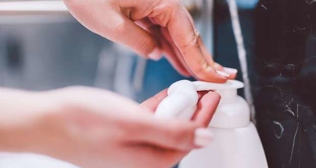Empresas do setor de cosméticos unem forças e dedicam suas produções para a fabricação de itens de higienização e limpeza